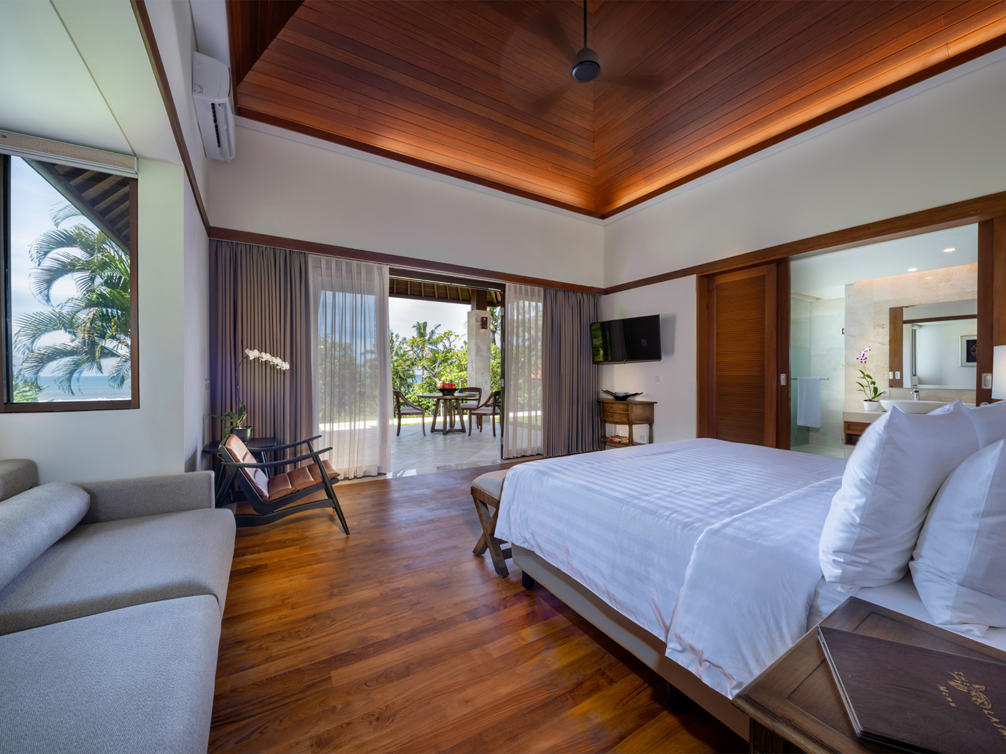 Villa Kailasha - Guest bedroom and sea breeze - Villa Kailasha, Tabanan, Bali